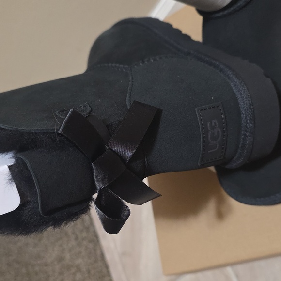 NWB UGG WOMEN'S MINI BAILEY BOW II - Picture 4 of 6